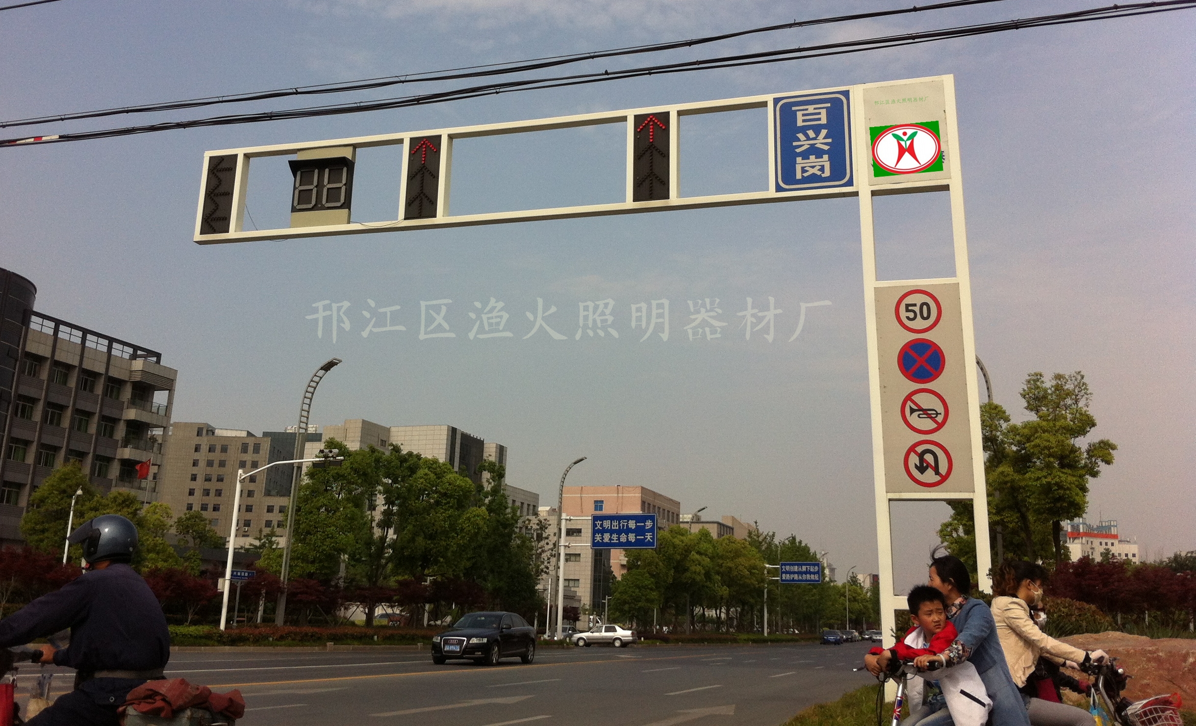 供应上海框架式交通信号灯杆，江苏交通信号灯杆厂家直接发货，各类交通信号灯杆成本出售图片