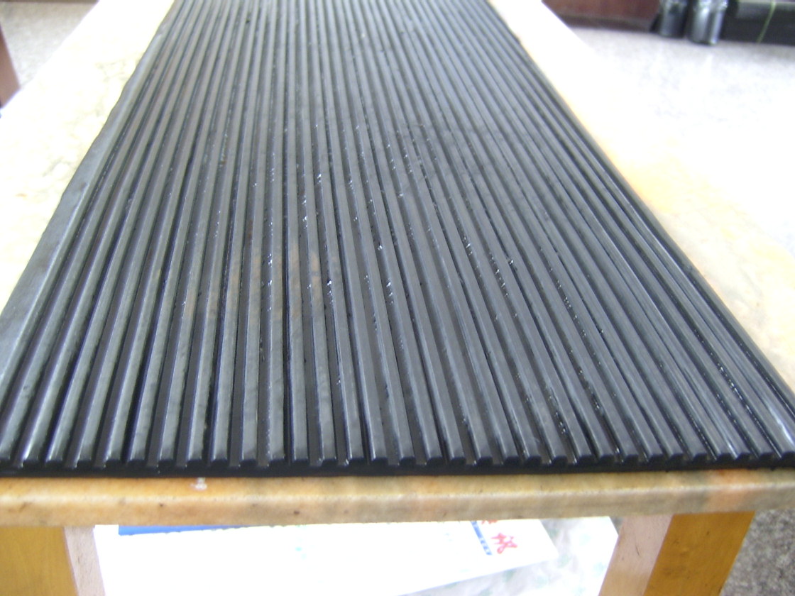 供应用于室内为铺设美的耐磨防滑板 黑色条纹板 供应厂商