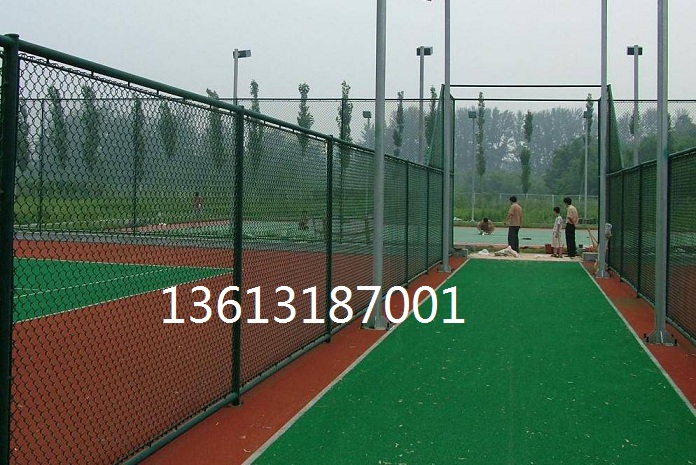 供应用于体育场围网的管安装的体育场围网厂家图片