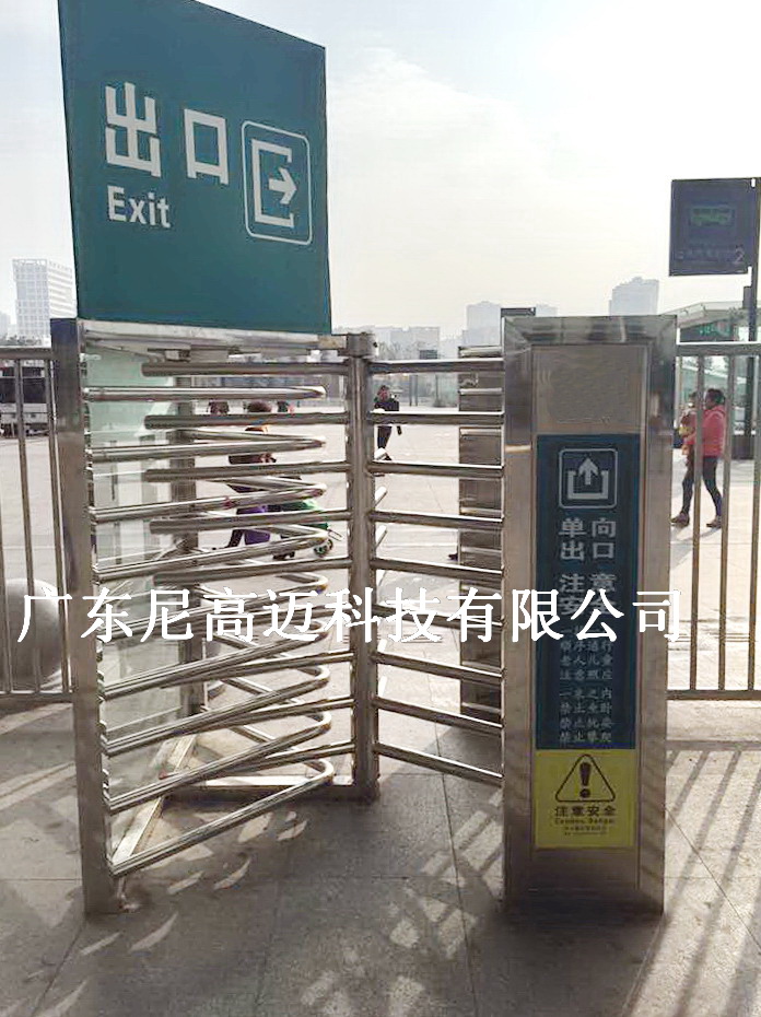 供应客运站安检排队单向滚闸门、天津客运站单向旋转门、海南高铁站单向半高疏状门