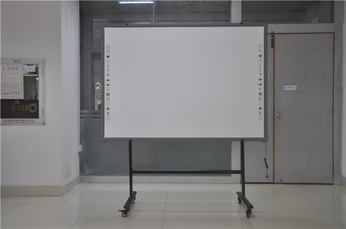 供应用于教学的82寸红外交互式电子白板