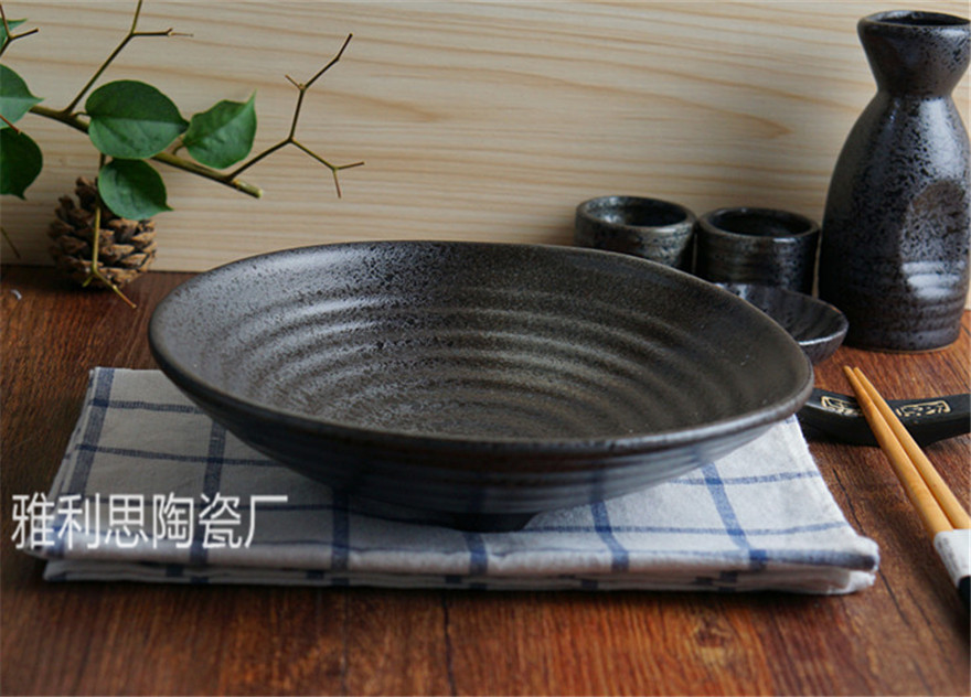 供应潮州日韩陶瓷餐具黑色盘子三脚盘