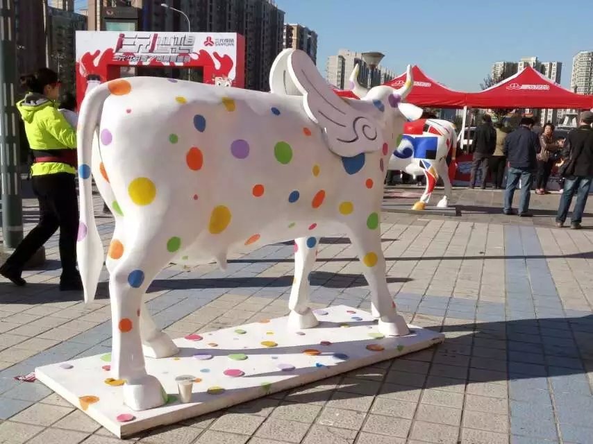 深圳市彩绘牛雕塑定做电话批发