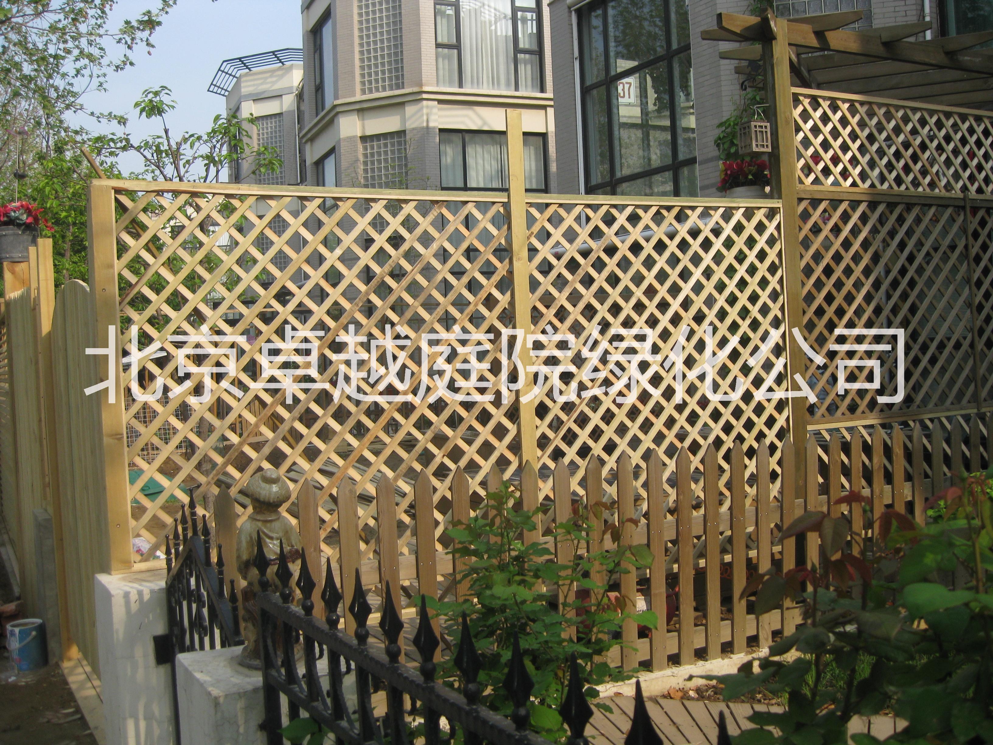 供应北京庭院绿化葡萄架护栏栅栏篱笆 绿化景观 木质绿化景观图片