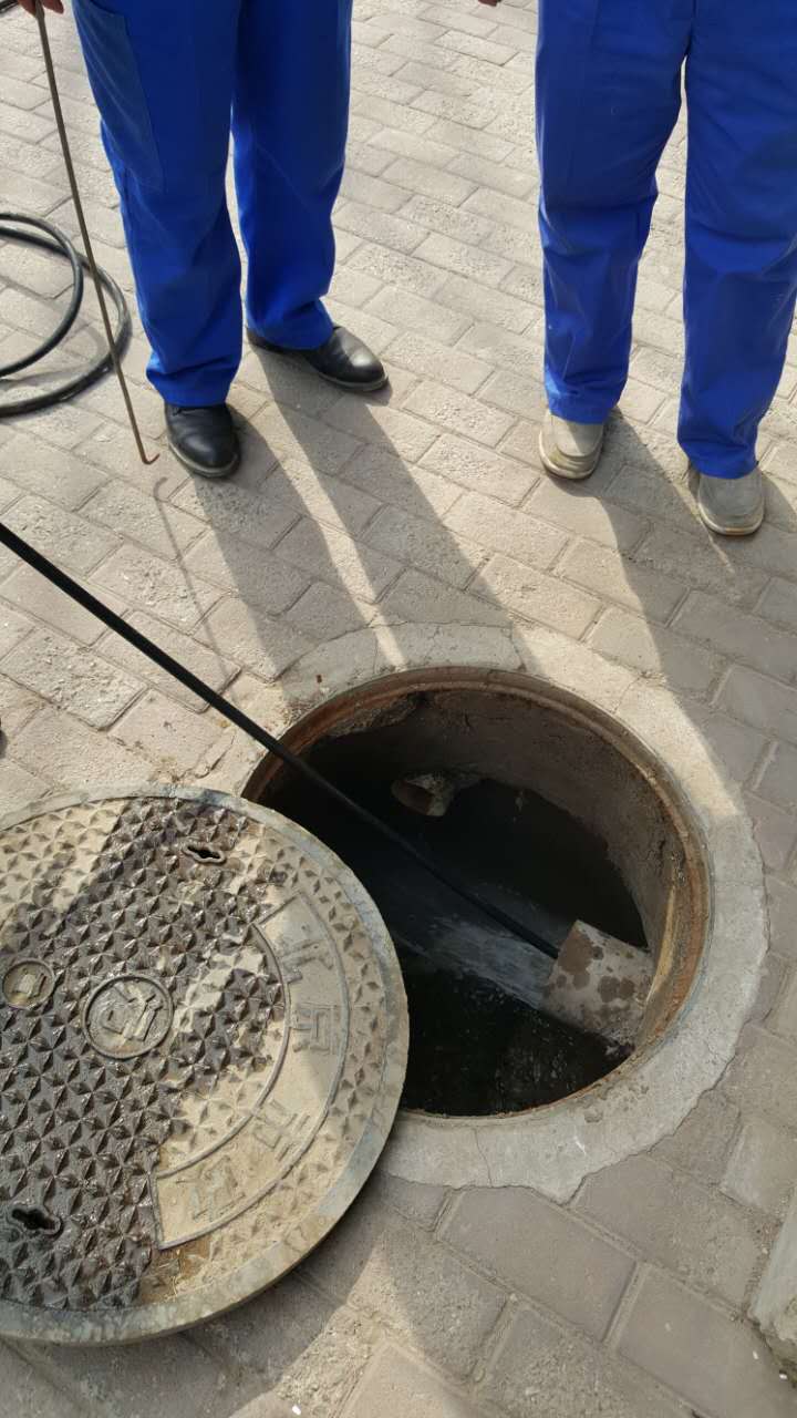 供应北京专业清理化粪池公司，疏通下水道，疏通厕所清理化粪池图片