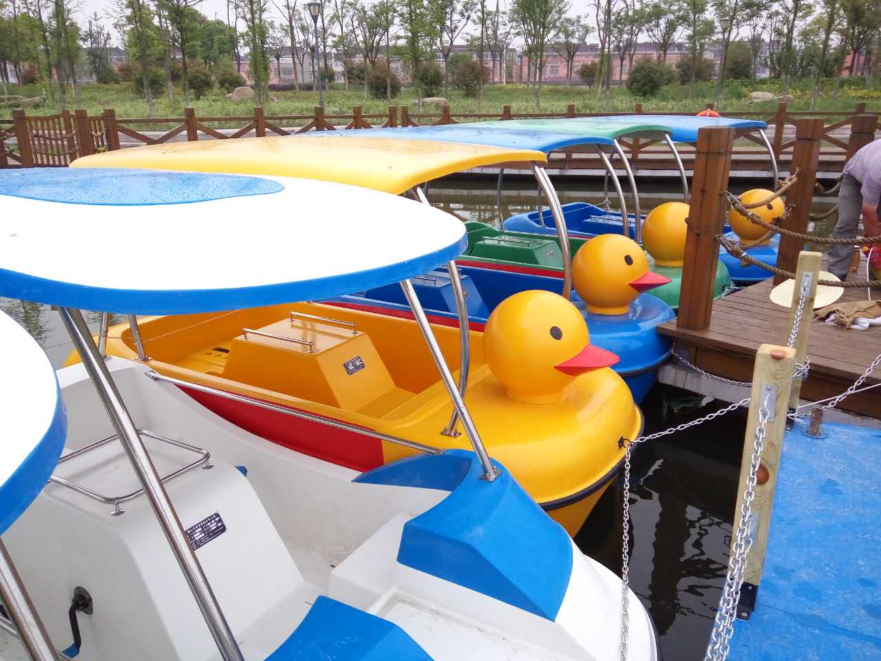 公园水库游船|大黄鸭脚踏船、公园脚踏船、脚踏船价格 可爱大黄鸭脚踏船