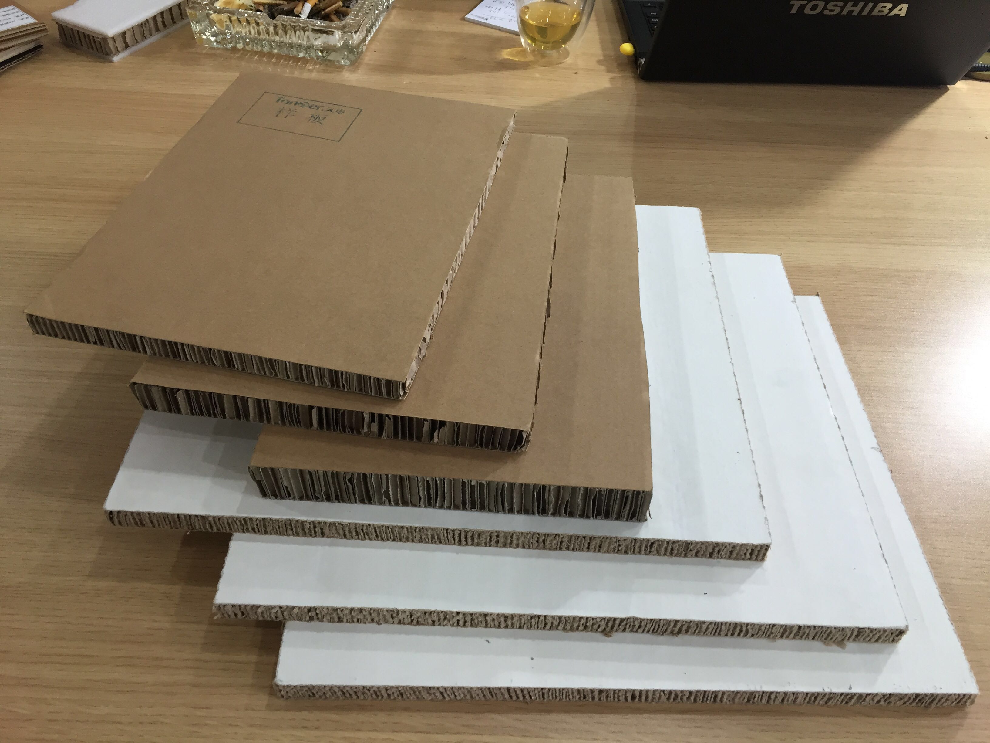芜湖天申新材料厂家直供瓦楞复合纸板，蜂窝纸板环保轻质广告材料，重型包装图片
