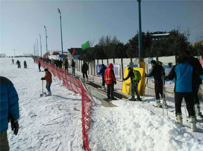 滑雪场魔毯山东魔毯厂家供应 大型滑雪场魔毯