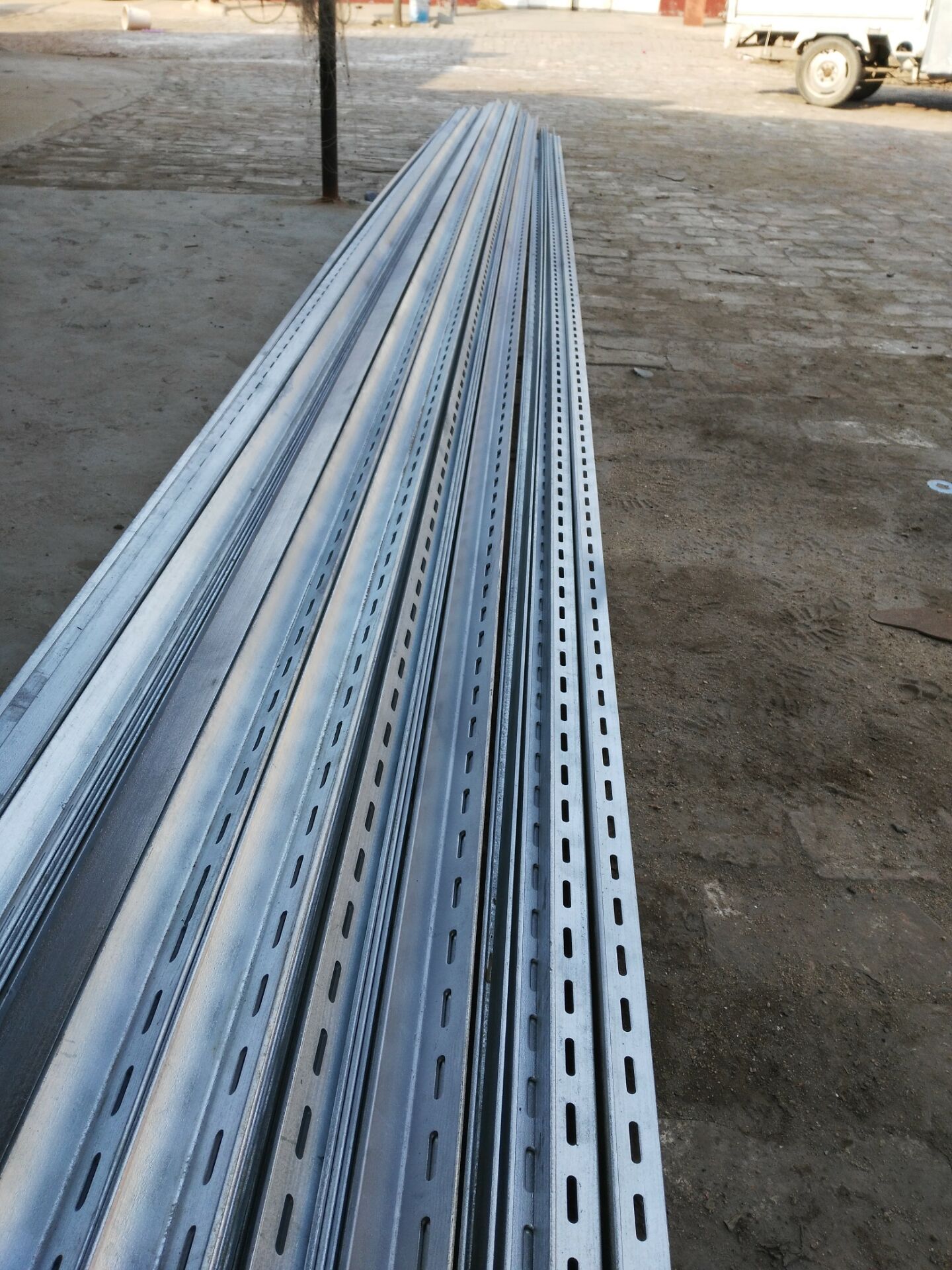天津市热镀锌冲孔花角钢厂家供应用于支架的热镀锌冲孔花角钢