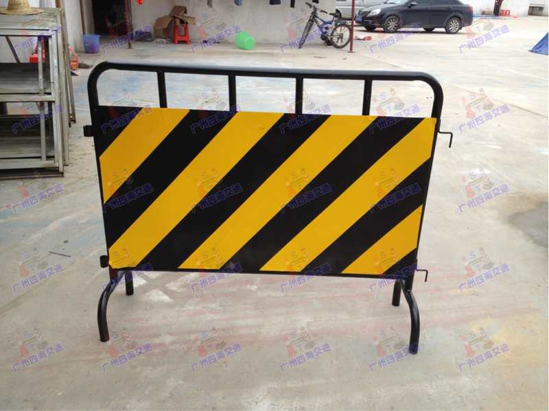 供应用于交通安全的铁马护栏烤漆黄黑铁马护栏交通道路反光防护栏活动围栏移动临时施工隔离栏