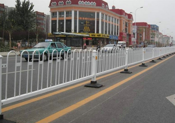 重庆锌合金护栏杆 重庆锌钢护栏杆 重庆锌钢道路护栏杆 重庆公路隔离带护栏 杆图片