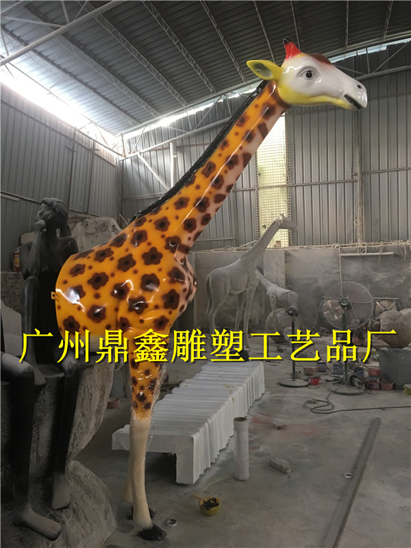 彩绘长颈鹿雕塑玻璃钢动物工艺品厂批发