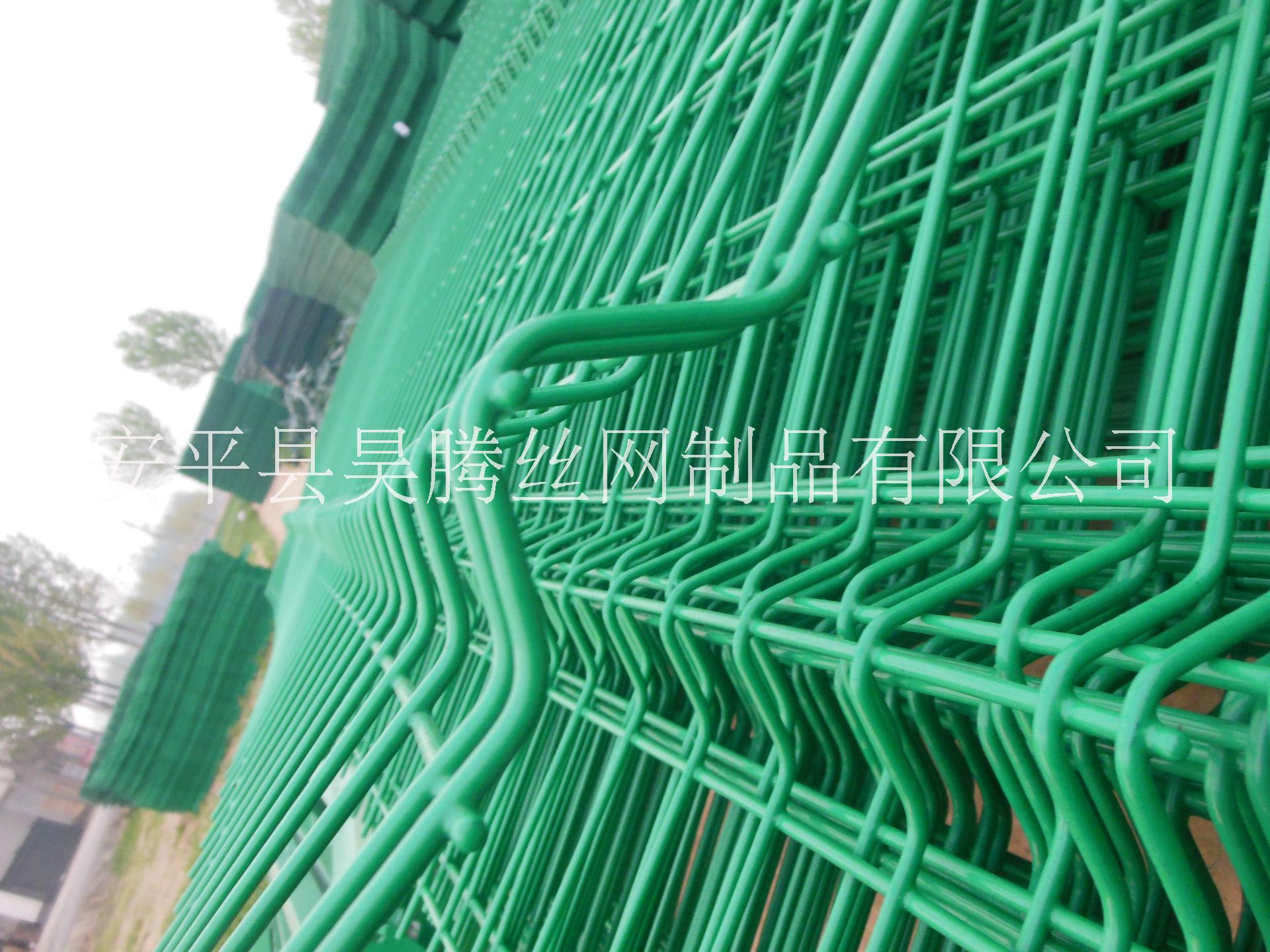 衡水市三角折弯护栏网厂家安平昊腾专业生产三角折弯护栏网 隔离栅可定做