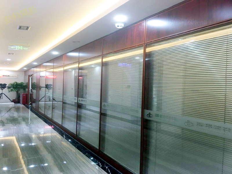 广州番禺办公室高隔间屏风厂家定制玻璃隔断隔音墙工程图片