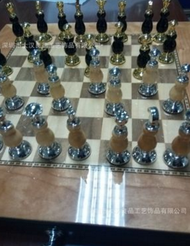 厂家直销高端国际象棋 双色金属棋子加实木棋盘图片