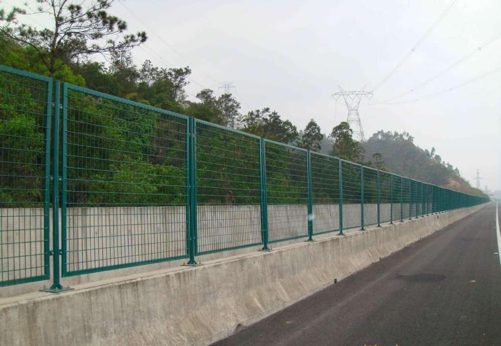 公路铁路护栏网,道路两旁围栏用网生产厂家图片