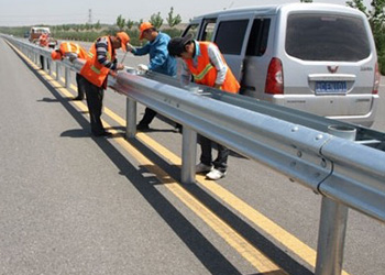 高速公路护栏板批发哪家好 陕西高速公路护栏板批发商 防撞护栏板 公路交通设施