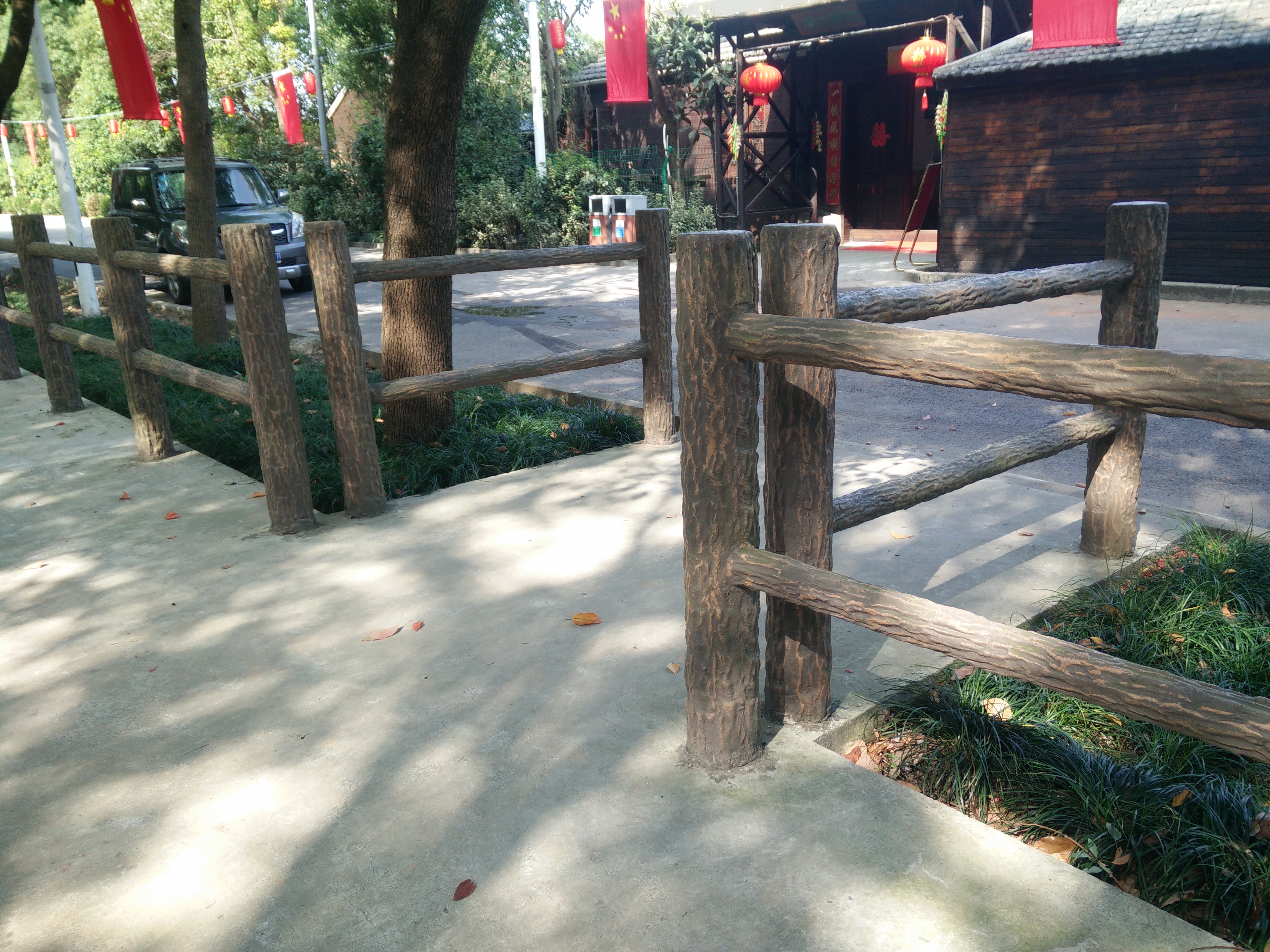 上海市政景观工程水泥仿木栏杆|水泥仿树皮护栏厂家|水泥仿树皮护栏报价图片