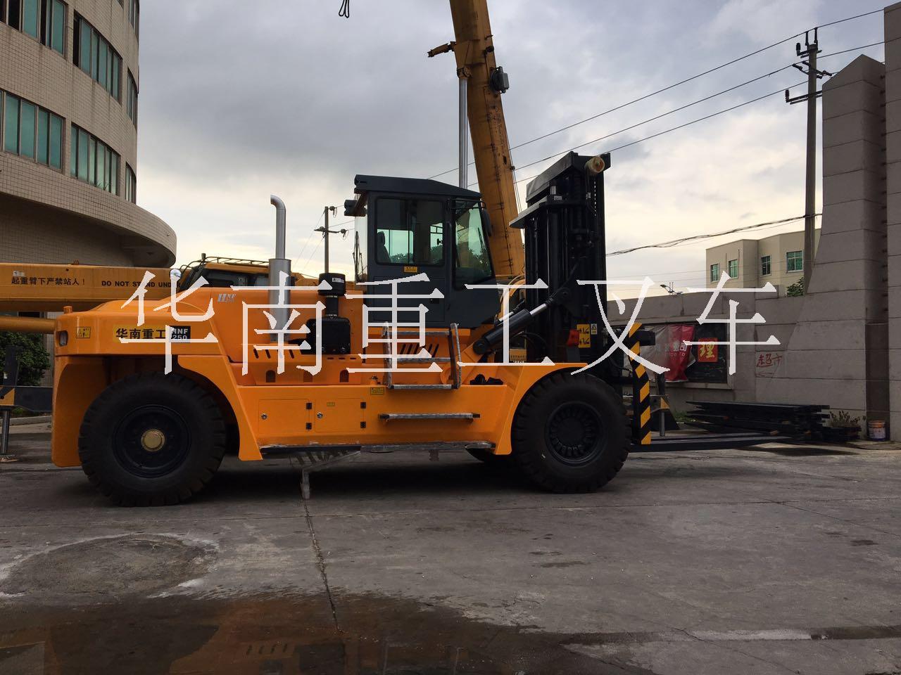 华南重工 国内品牌重型叉车厂家提供优质石材钢材集装箱堆垛搬运25吨叉车图片