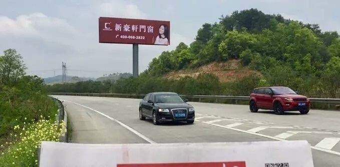 成南高速路T型广告牌高塔媒体