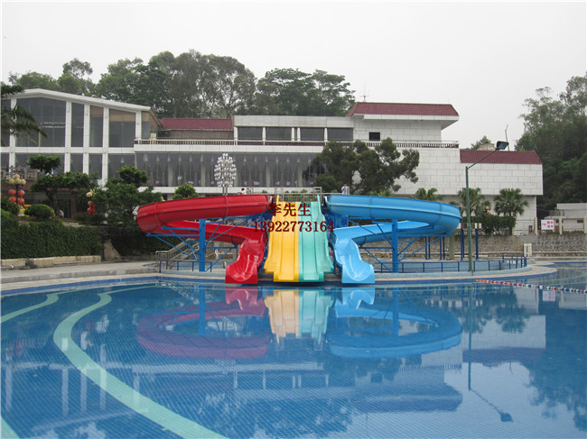 新款直销儿童大型水上滑梯塑料喷水滑梯游泳池滑梯儿童乐园