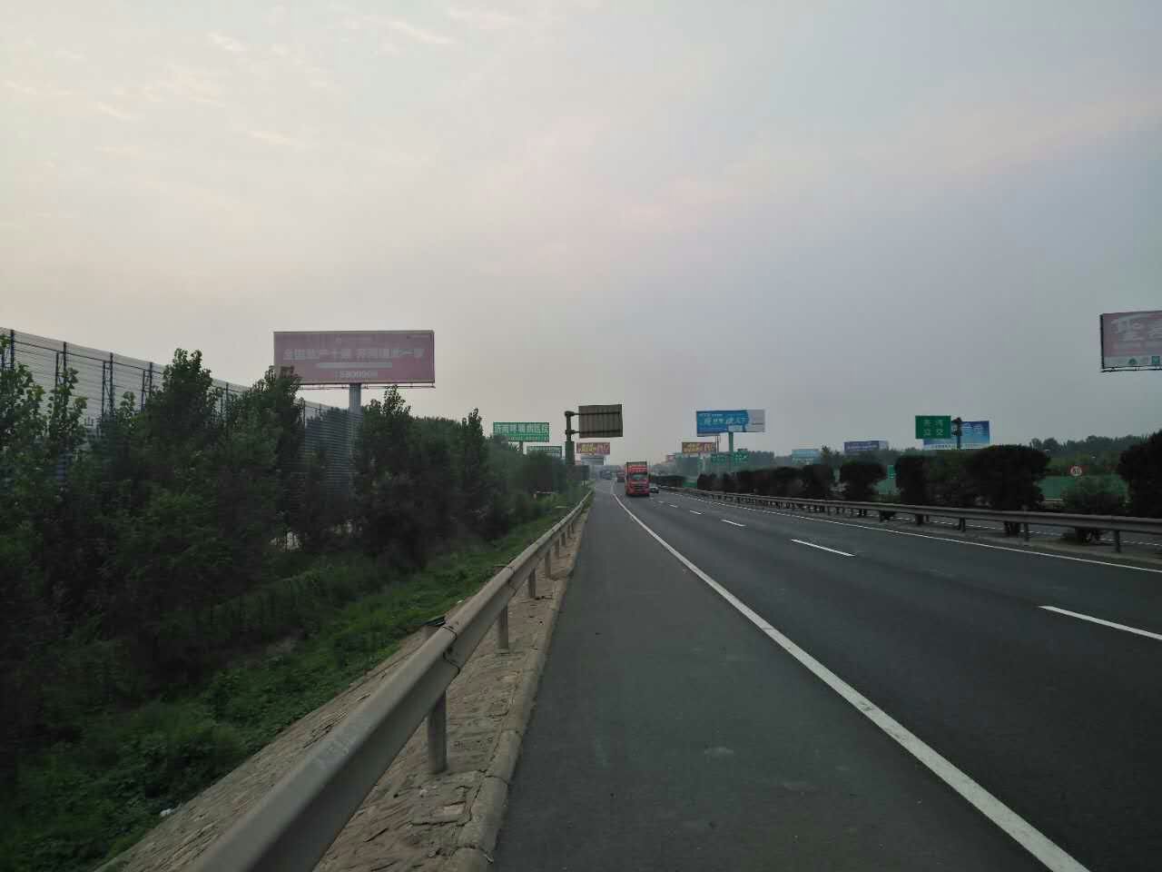 日兰高速济宁收费站口单立柱广告牌