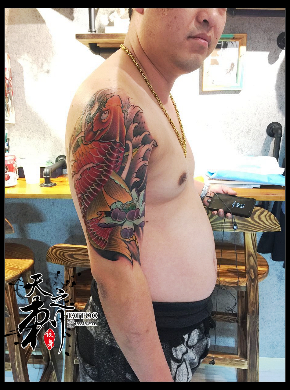 青岛李村纹身 大臂鲤鱼纹身图案