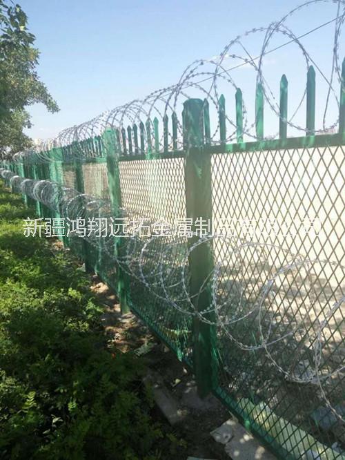 新疆钢丝焊接网围栏厂,乌鲁木齐浸塑护栏网安装图片