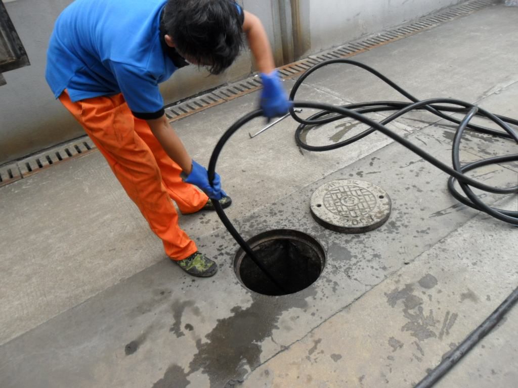 上海闵行区管道疏通抽运油池管道CCTV 检测河道清淤市政清淤管道维修保养  上海管道疏通做得比较好的公司图片