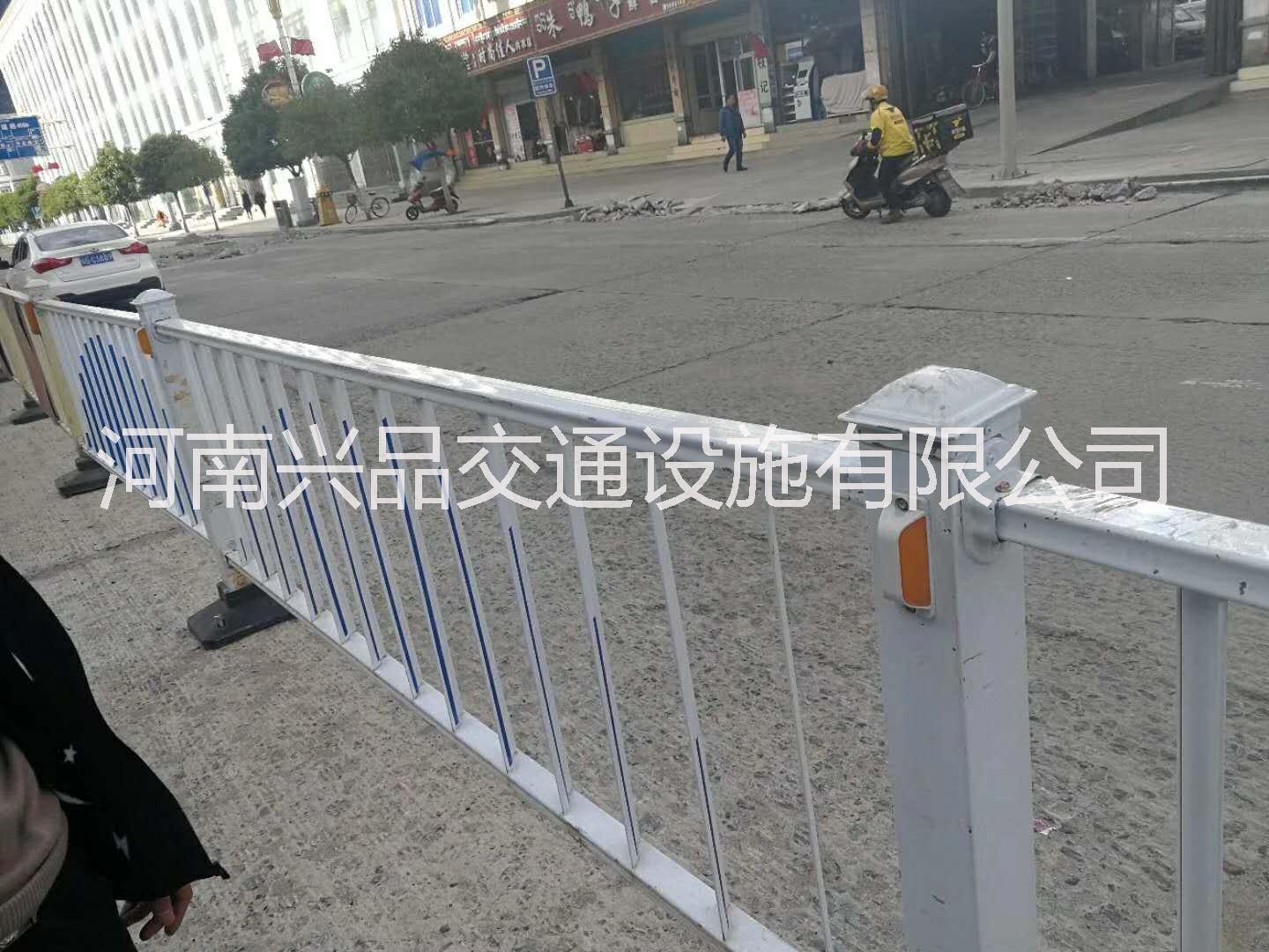 河南卖道路护栏的厂家爱供应郑州交通护栏 市政道路隔离护栏