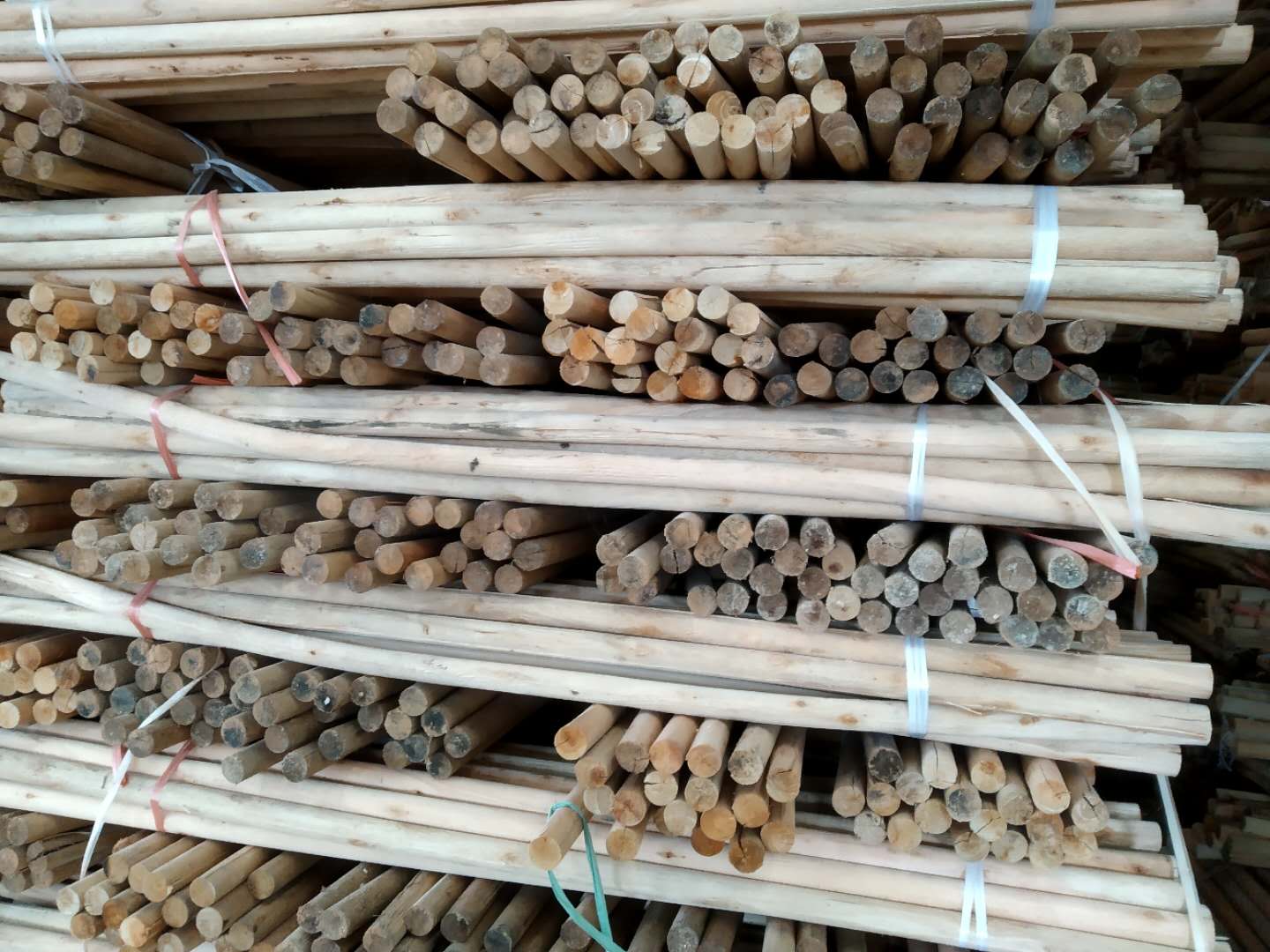 信宇家居大量生产优质桉木圆木棒