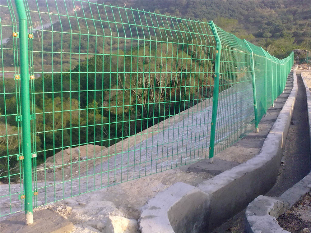 公路护栏网供应用于公路防护,高速公路防护的公路护栏网，双边丝防护网