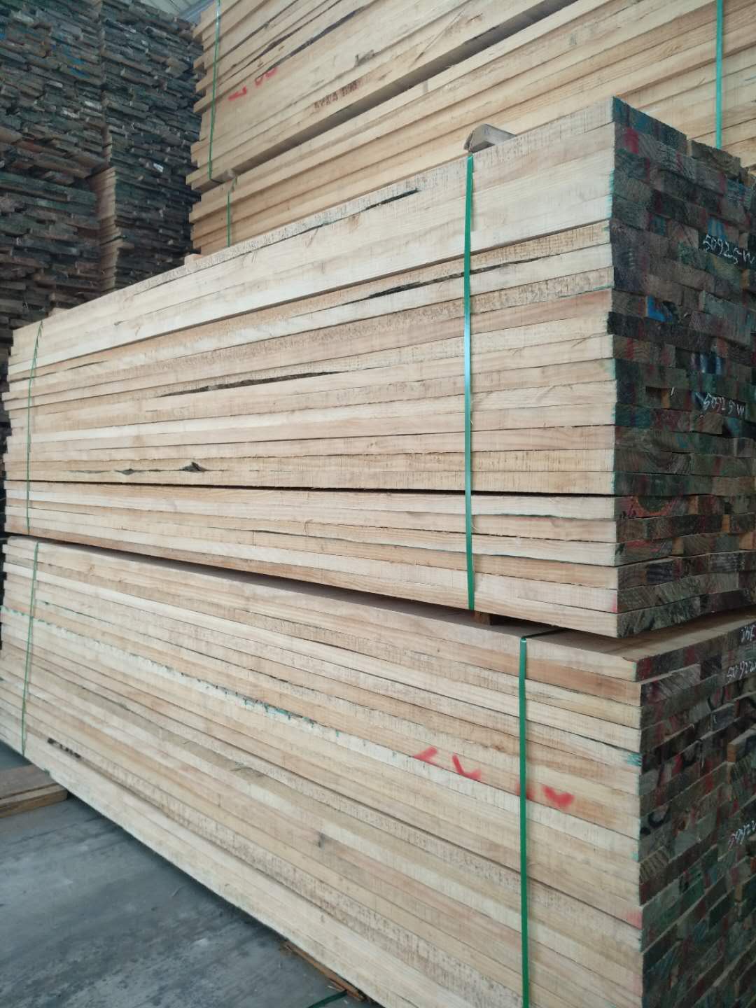 供应新西兰辐射松木板材 供应新西兰松木板 直销新西兰松木板 有节家具材 50厚4米无节松木板