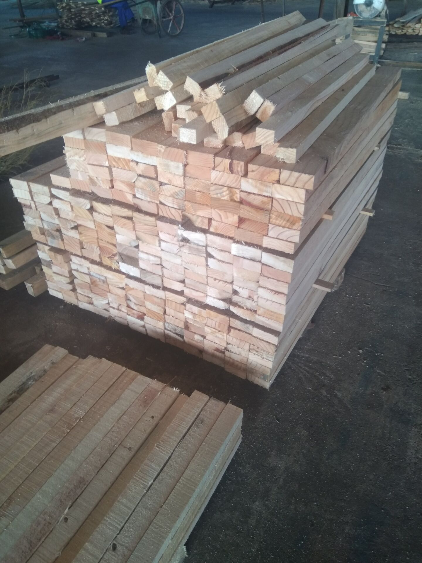 开封建筑木方条规格|铁杉
