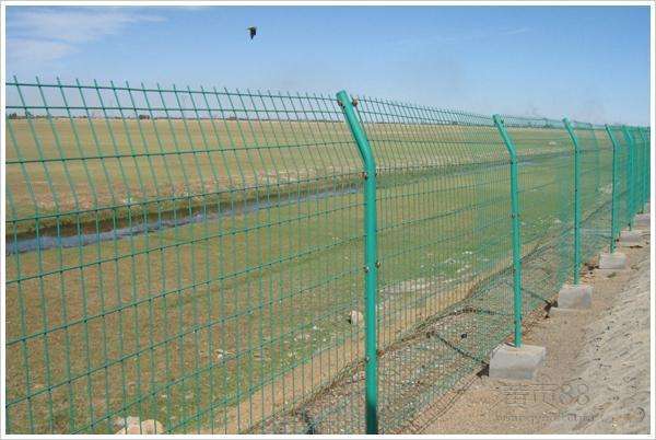 衡水市双边折护栏网厂家双边折护栏网    1.8*3米双边丝折弯护栏网 双边折护栏网 1.8米*3米现货