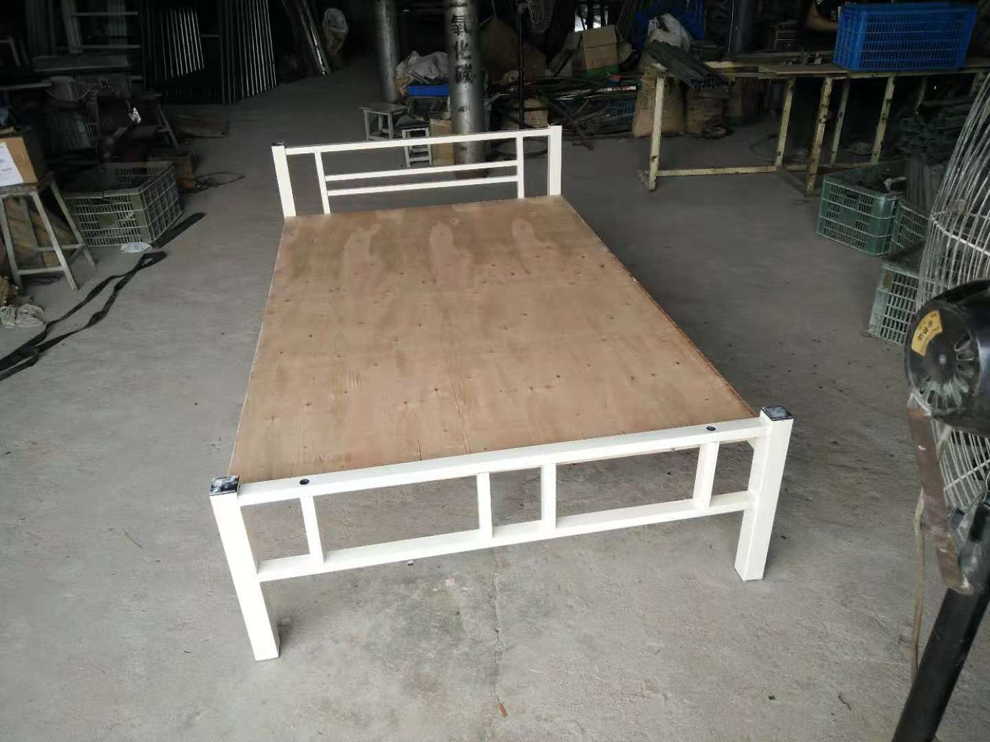 厂家销售幼儿园专 用床双层幼儿园床两层儿童床 东莞补习班桌子图片