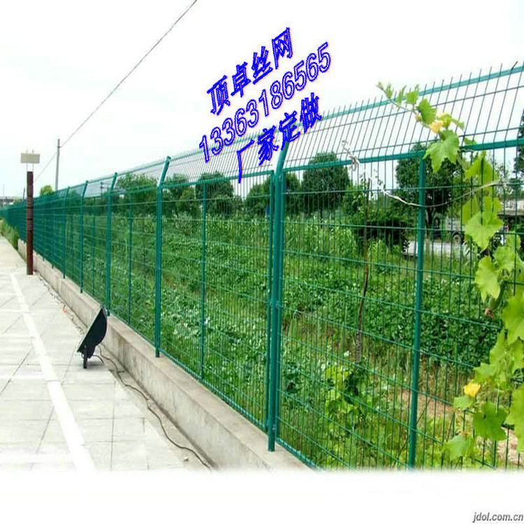 高速公路护栏网 铁丝网围栏 浸塑网围栏 铁路护栏网厂家直销图片