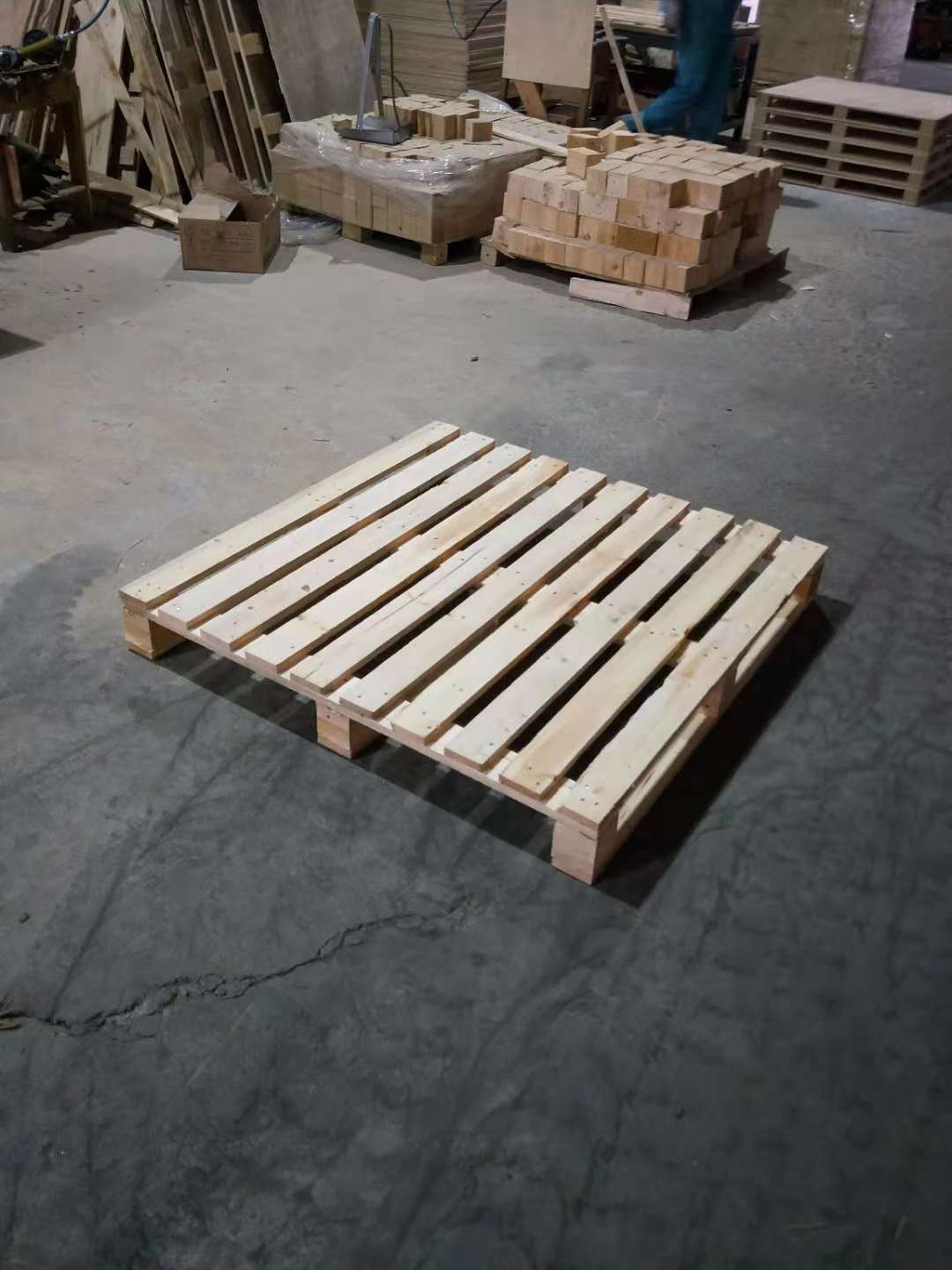 黄岛实木托盘出口熏蒸场站打托一条龙松木托盘牢固质量好图片
