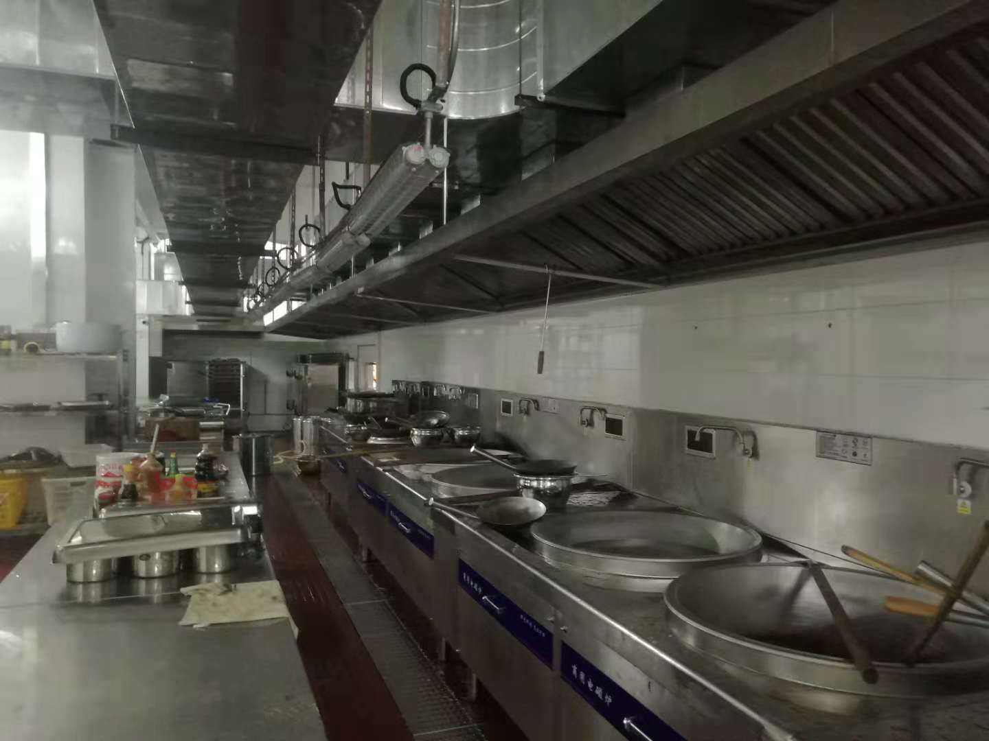 深圳市专业安装酒店餐厅学校食堂厨房设备及抽排烟通风系统工程设计公司图片