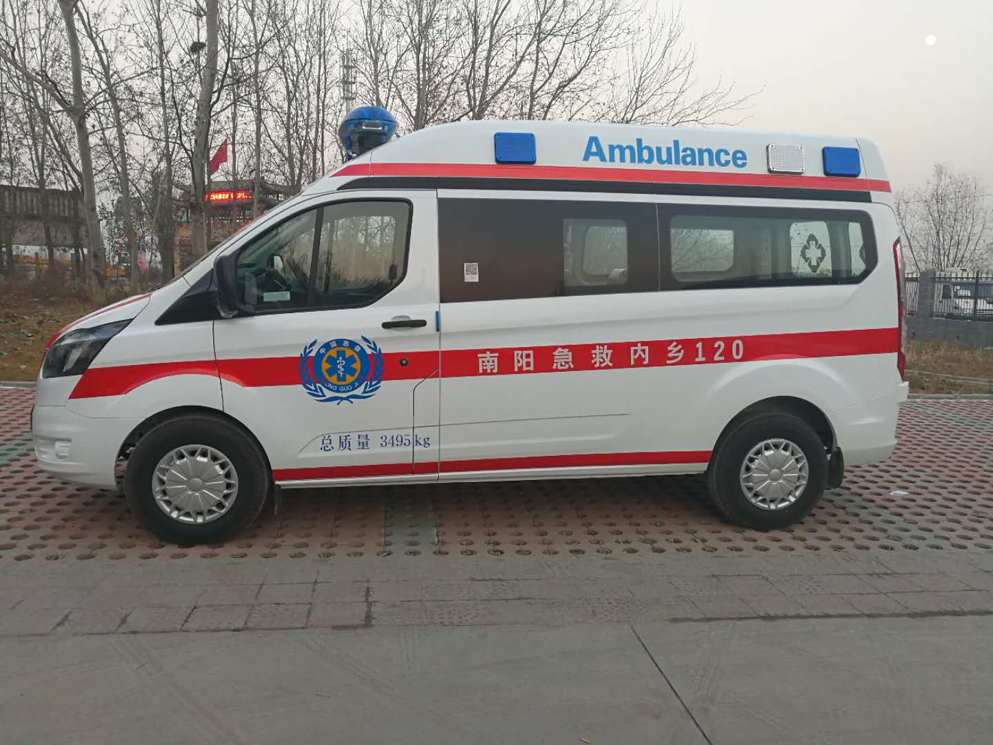 重庆市江铃新全顺V362中轴救护车厂家