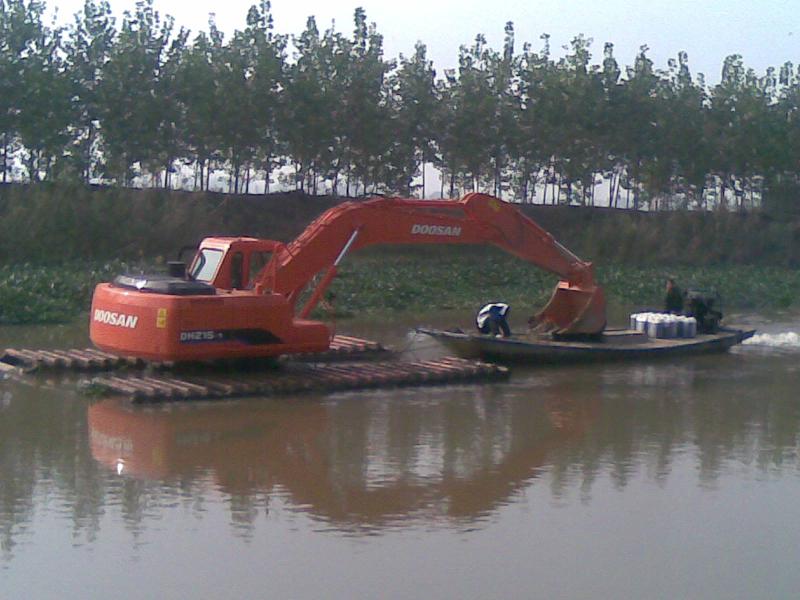 供应河南省洛阳斗山225-9水路挖掘机租赁洛阳水上挖掘机
