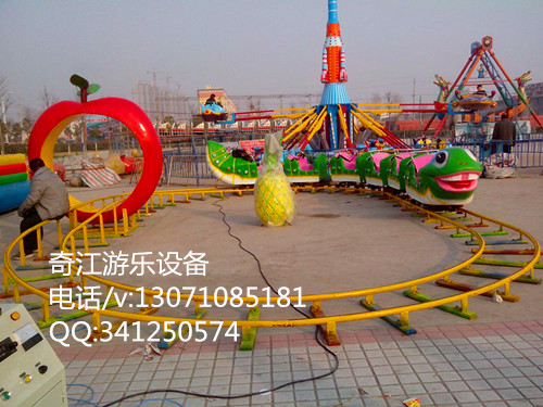个性轨道儿童游乐设备青虫滑车 郑州奇江果虫滑车 动物儿童爬山车图片