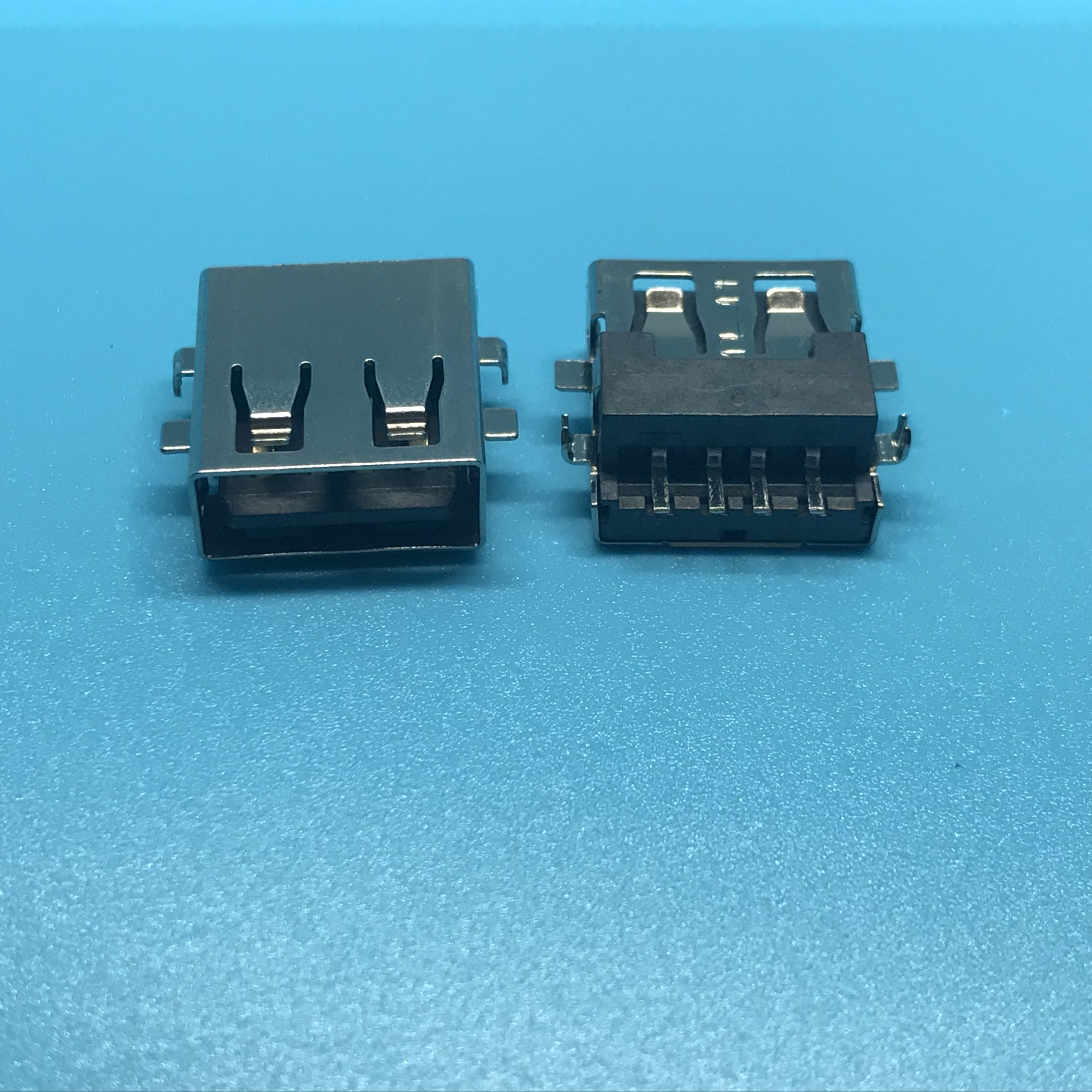 厂家供应 ：USB2.0AF沉板破板式180度直边LCP灰胶铁壳