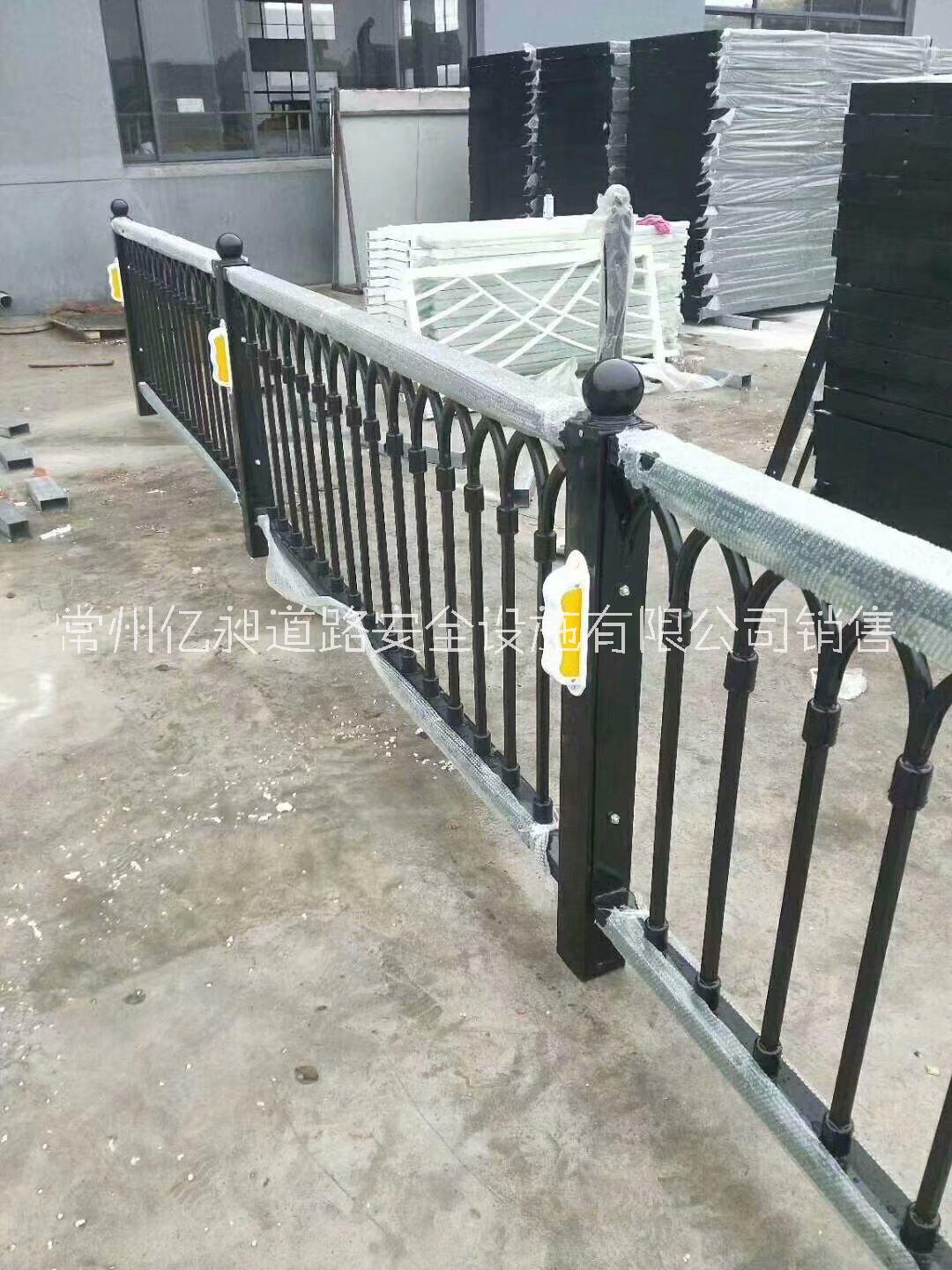 上海黑色装饰道路护栏中心道路护栏机非隔离护栏隔离栏栏杆，定制各类护栏