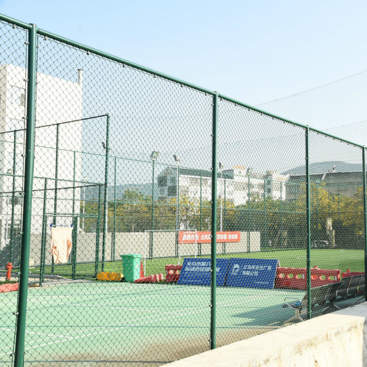 学校操场篮球场隔离围栏网高尔夫球场隔离围栏网球场护栏网图片