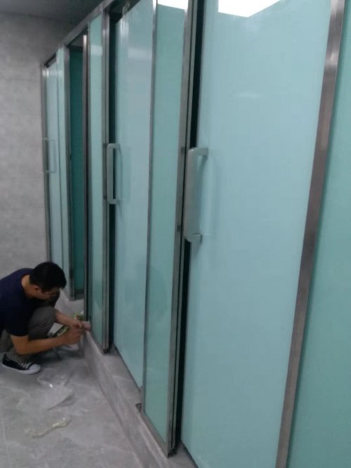 长沙公共卫生间隔断供应商价格 商场厕所玻璃隔断质量上乘图片