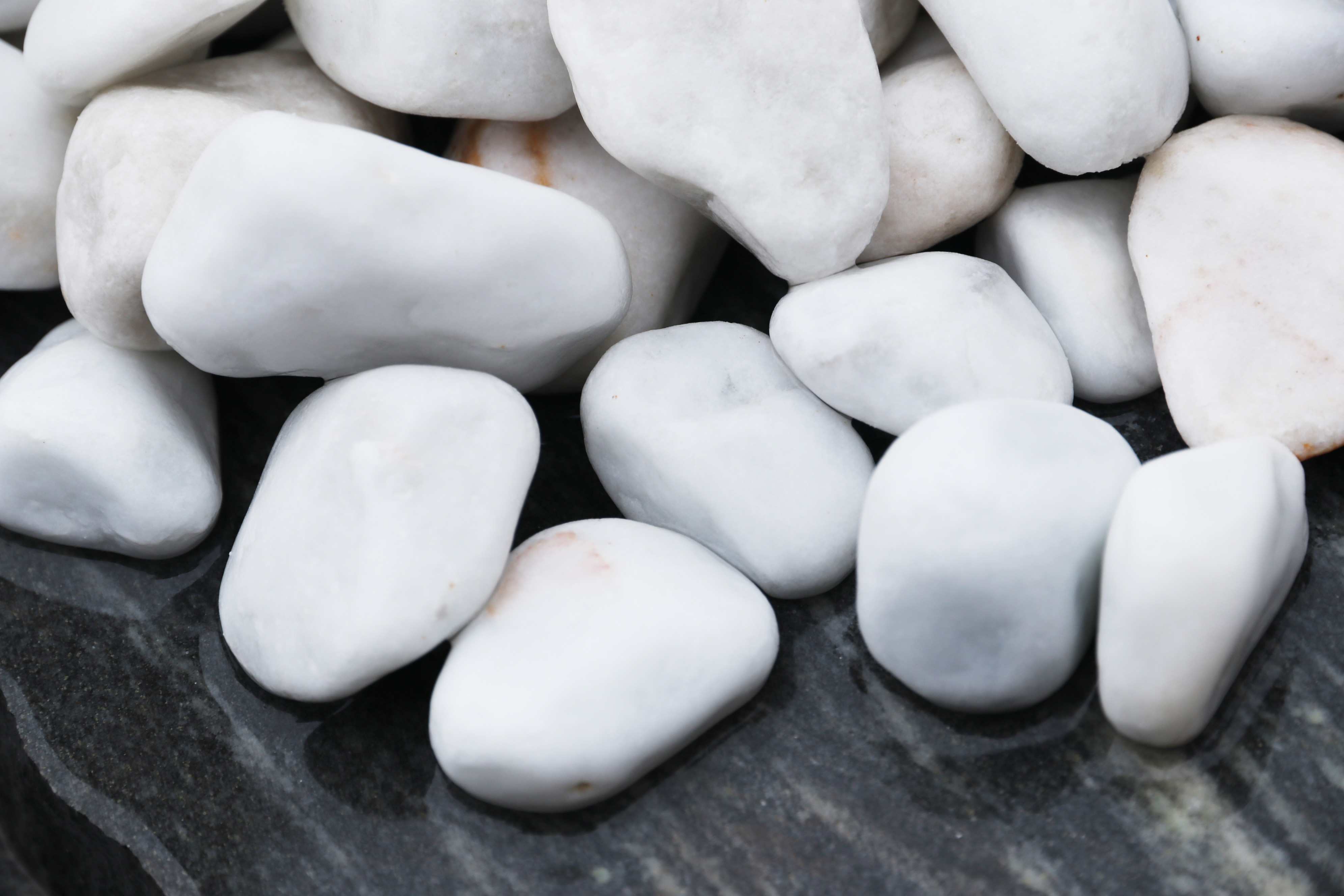 天然白色鹅卵石，黑色鹅卵石，彩色鹅卵石 园林鹅卵石图片