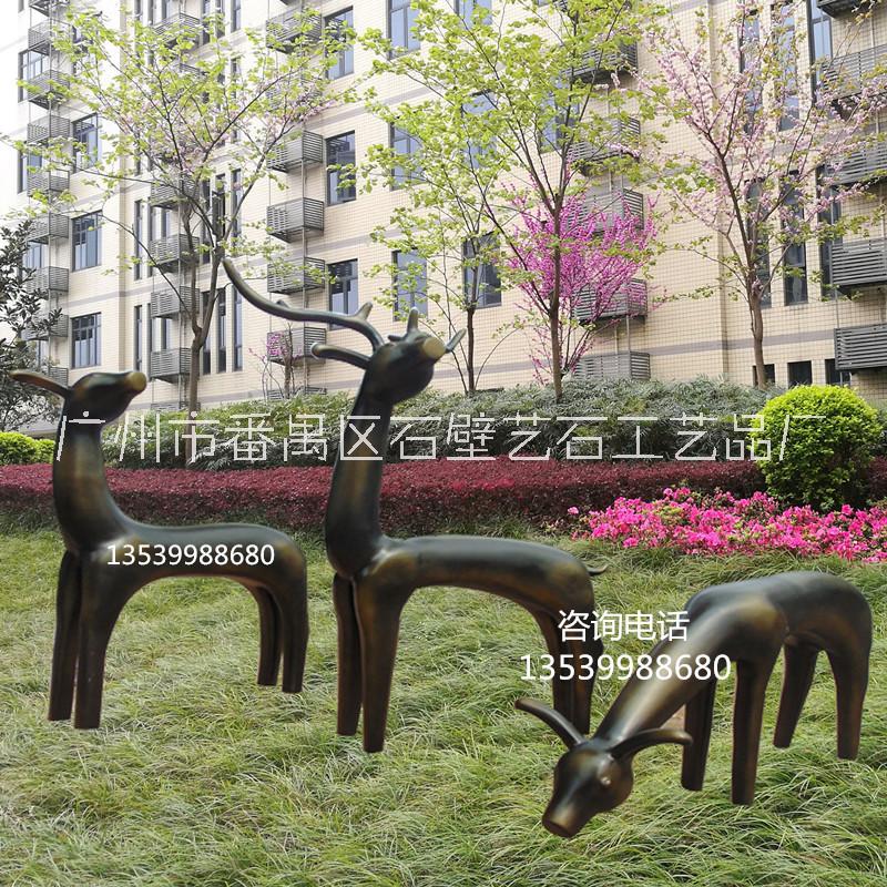 城市主题公园玻璃钢抽象梅花鹿摆件|草坪绿化景观仿真鹿雕塑|玻璃钢梅花鹿动物模型图片