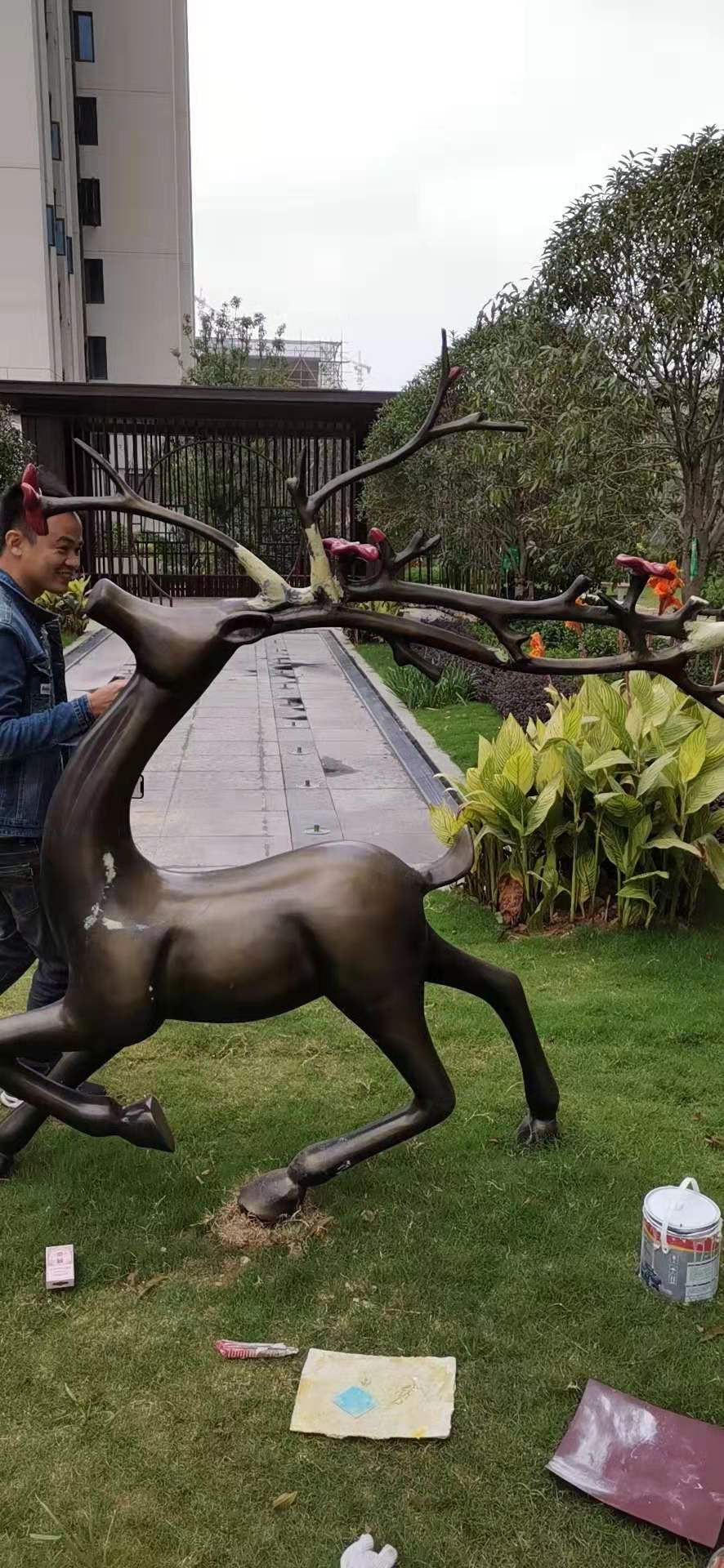 中山市玻璃钢动物鹿雕塑厂家