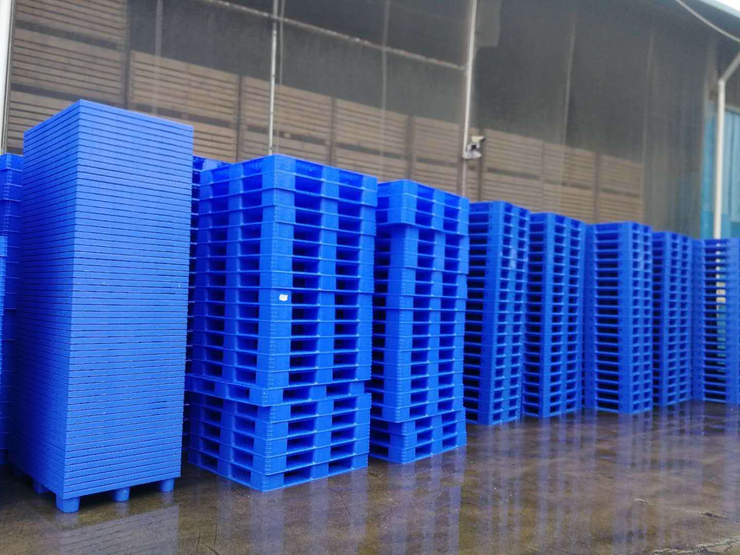 供应桂林临桂区防潮叉车塑胶卡板 超市承重塑料托盘垫板图片